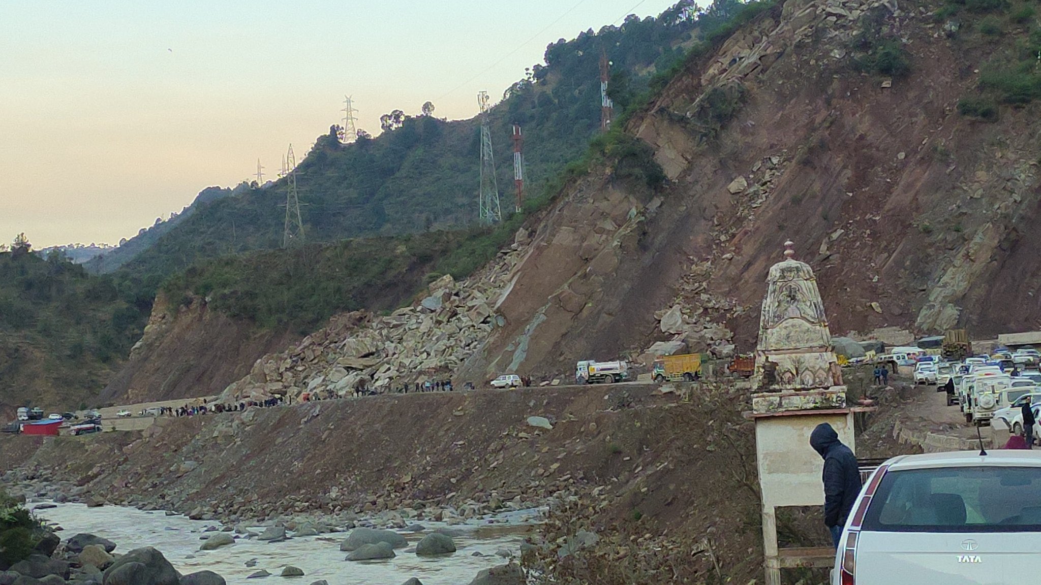 massivelandslideblocksjammusrinagarnationalhighway