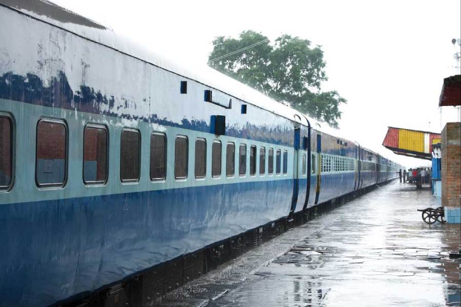 mumbaiahmedabadtraintrafficresumesafter12hrsasnarmadawaterleveldropsingujarat:railways