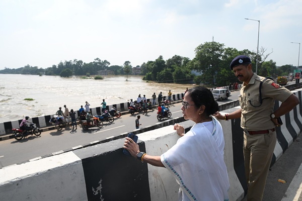 cmmamtabanerjeevisitsfloodaffectedregionsinwestbengal