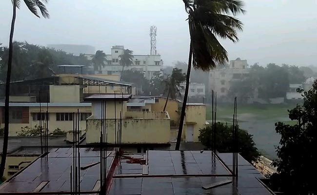 2deadascyclonevardahstrikesnearchennai:10updates
