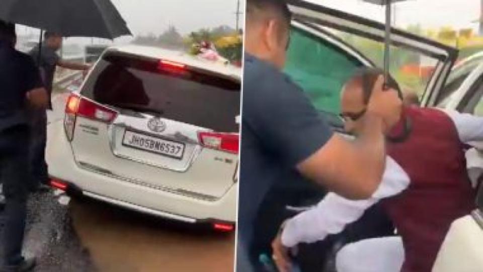shivrajsinghchouhan’scargetsstuckinpotholeamidheavyrainsinjharkhand