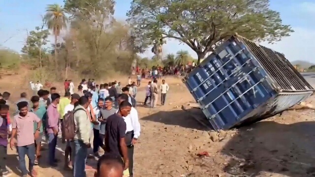 13killed20injuredinmaharashtraspalgharhighwaycrashcmfadnavisannouncesrs5lakhaid