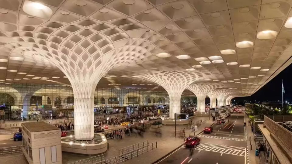 cisfnabschadnationalwithover$1lakhinbaggageatmumbaiairport