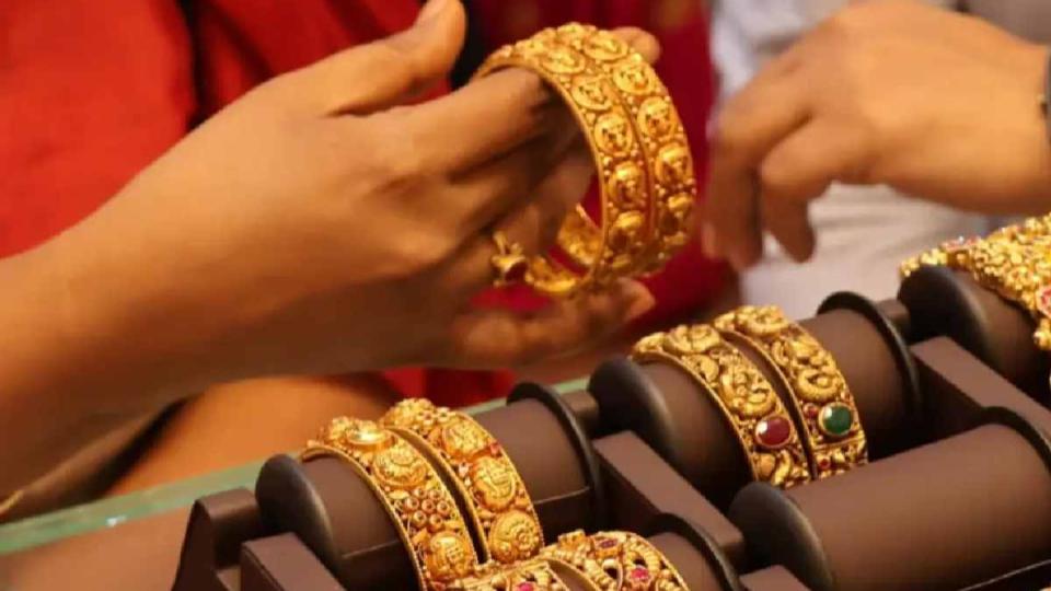 Gold Rises Rs 704 To Rs 1.53 Lakh Per 10 Grams