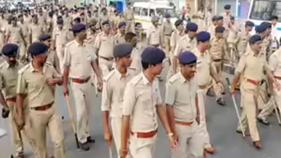 Tension erupted in Chomu town of Jaipur district, stones pelted