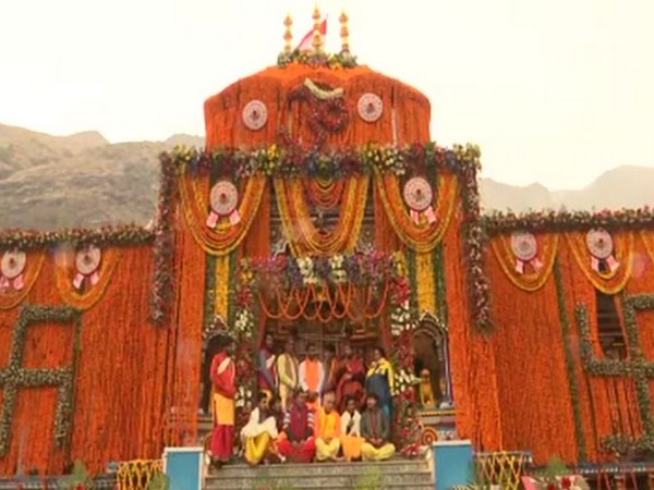 portalsofbadrinathshrineopenforpilgrimsinuttarakhand