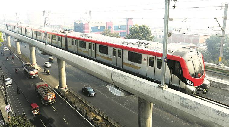 hundredsstuckinsidelucknowmetroonday1