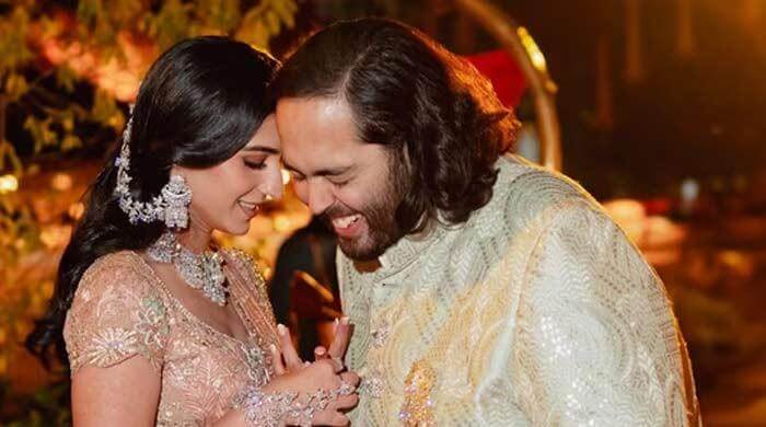 radhikasweddingringfeaturedinitialsaandrwithaheart