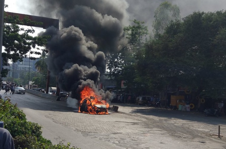 carcatchesfireonandheriflyoverinmumbai