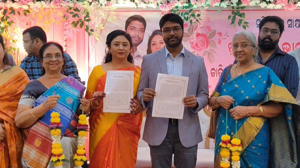 Couple Marries by Taking Oath on Constitution in Odisha