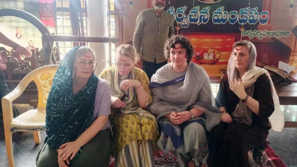 Pawan Kalyan Wife Anna Visits Bhadrakali Temple