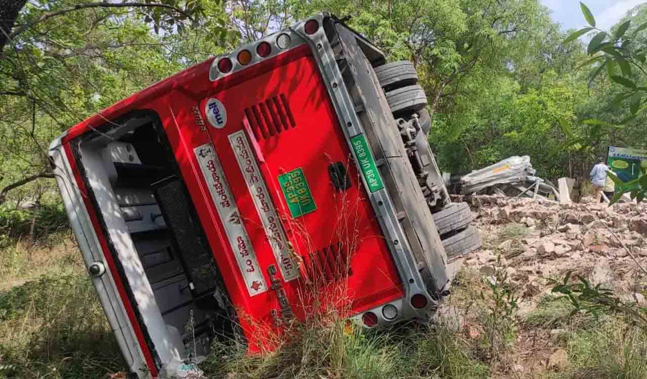 45devoteesinjuredinbusaccidentontirumalaghatroad