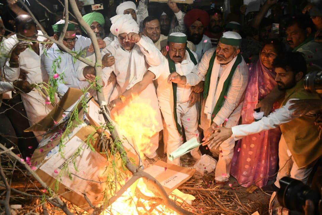 farmerscelebrateholikadahanbyburningcopiesofcentresnewfarmlaws
