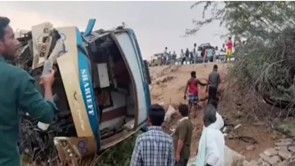 privatebusoverturnsonnh44neargooty30injured