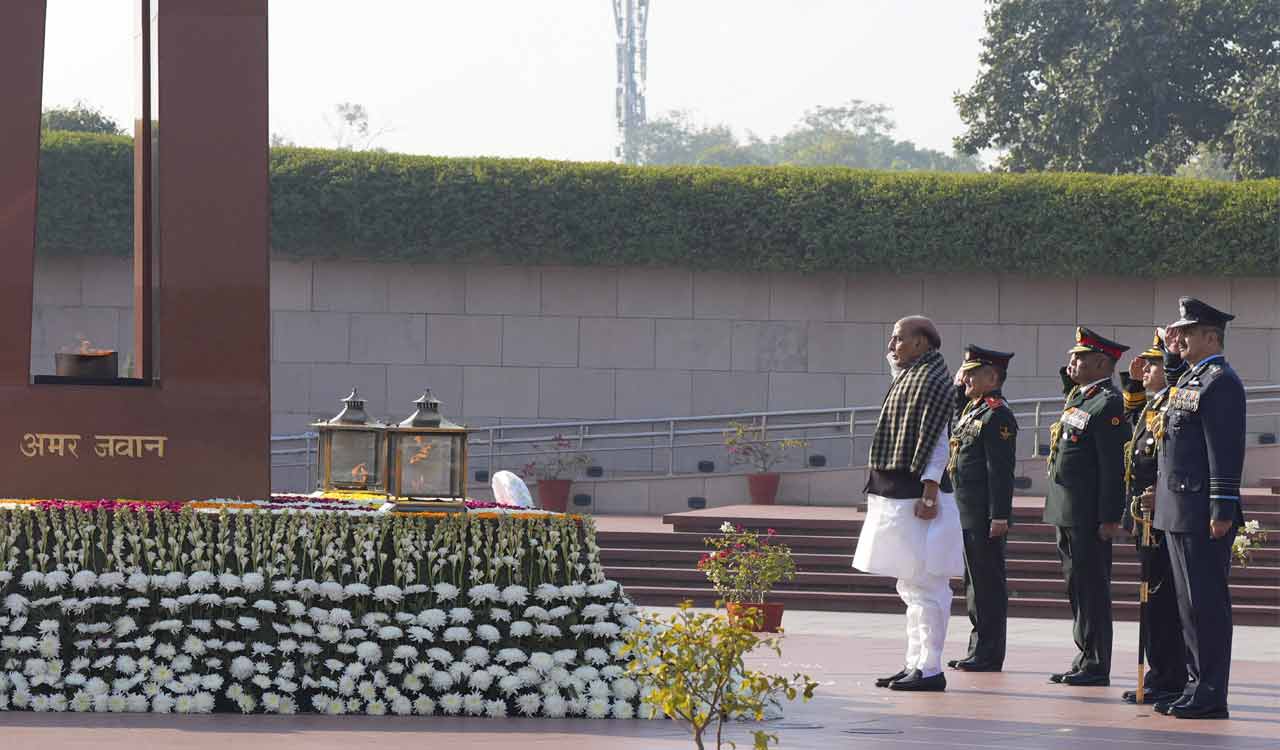 rajnathsinghlayswreathatnationalwarmemorialonoccasionofvijaydiwas