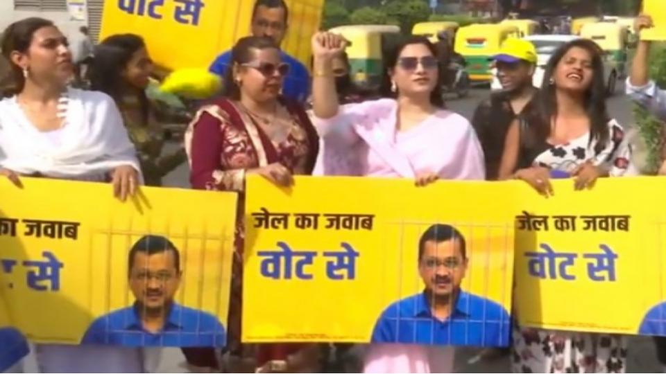 aapstransgenderwingstagesprotestindelhireleaseofkejriwal