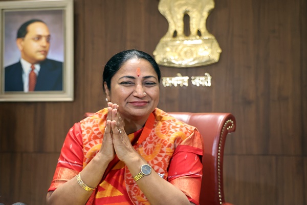 rekhaguptaassumeschargeas4thwomancmofdelhi