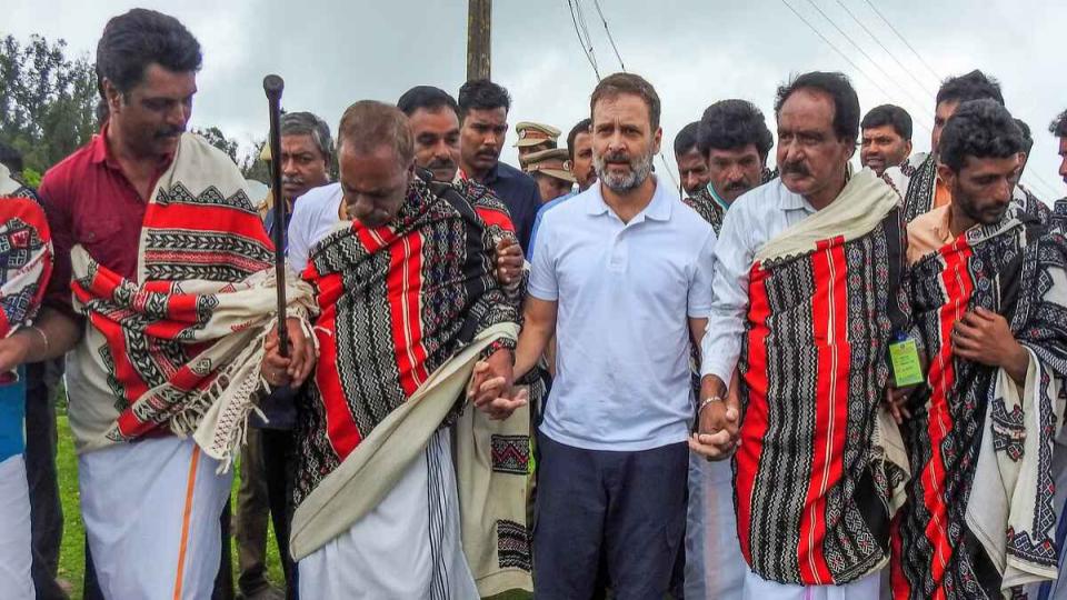 rahulgandhiparticipatesintribaldancealongwithmembersoftodacommunity
