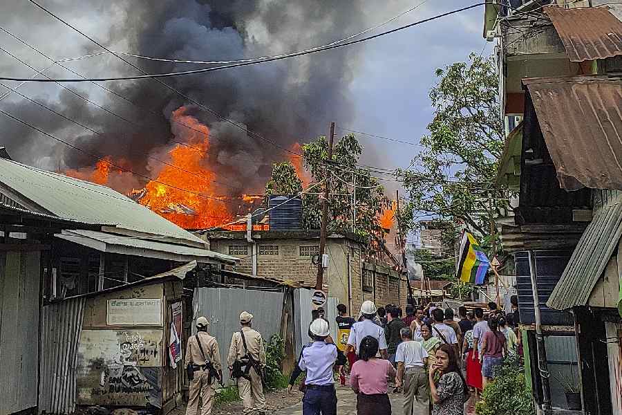 mobtorchesmanipurministersgodowntriestoburndownresidence
