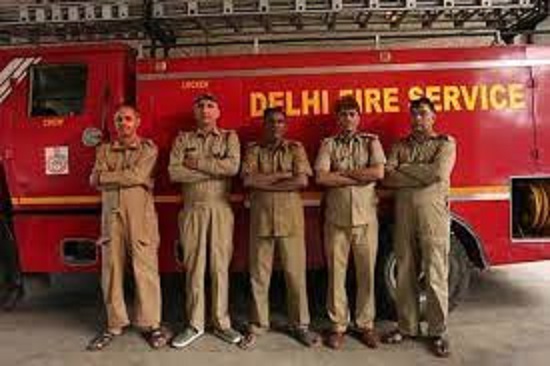 delhicopsuspendedforassaultingfiremanincidentcaughtoncamera