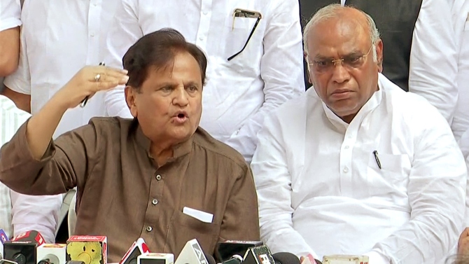 clandestineswearinginoffadnavisblackdayformaha:ahmedpatel