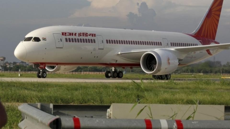indianpassengerurinatesonamanindelhibangkokairindiaflight