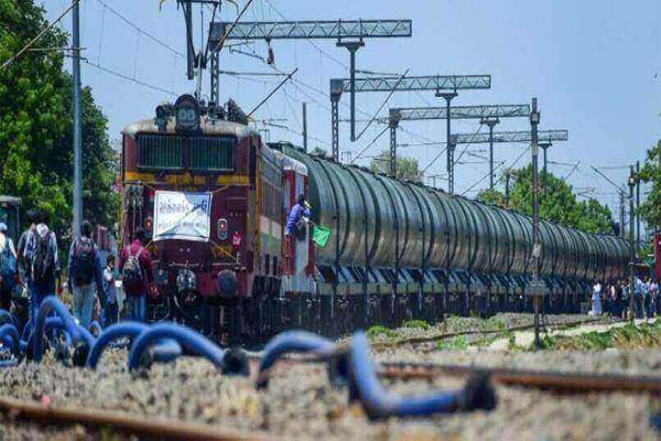 twotrainsstoppedonsametrackatvellore
