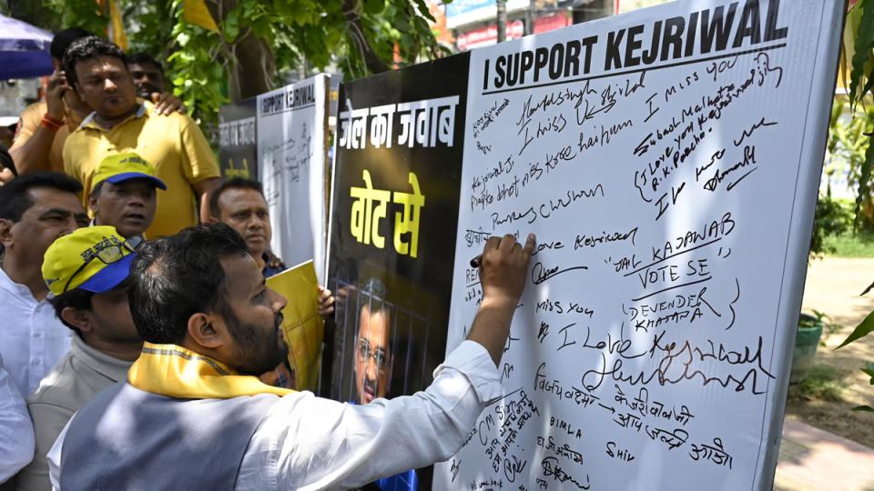 aaplaunchessignaturecampaignagainstcmkejriwal’sarrest
