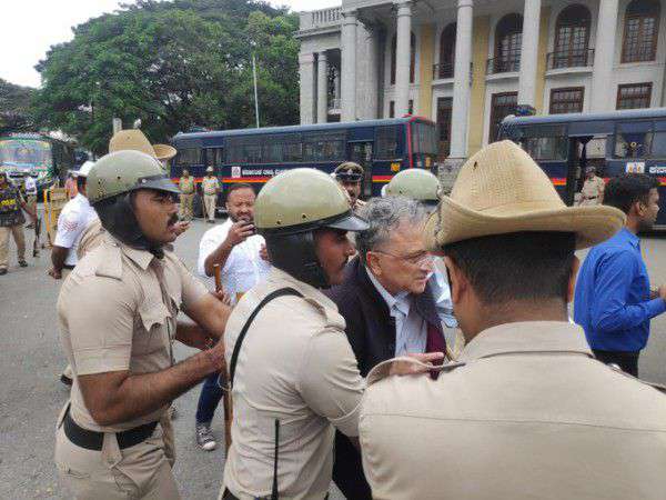 centrescaredofhistoriansaysmamatabanerjeeondetentionoframachandraguha