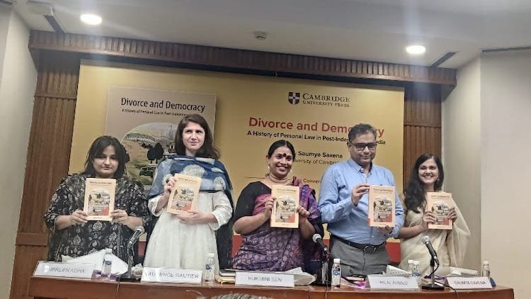 bookondivorcelawslaunchedattheindiainternationalcentre
