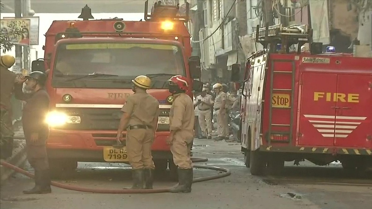 firebreaksoutinthreebuildingsinazadmarketareaindelhi