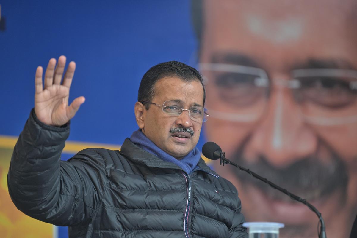 kejriwalpromisesfinancialassistanceforrwastohiresecurityguards