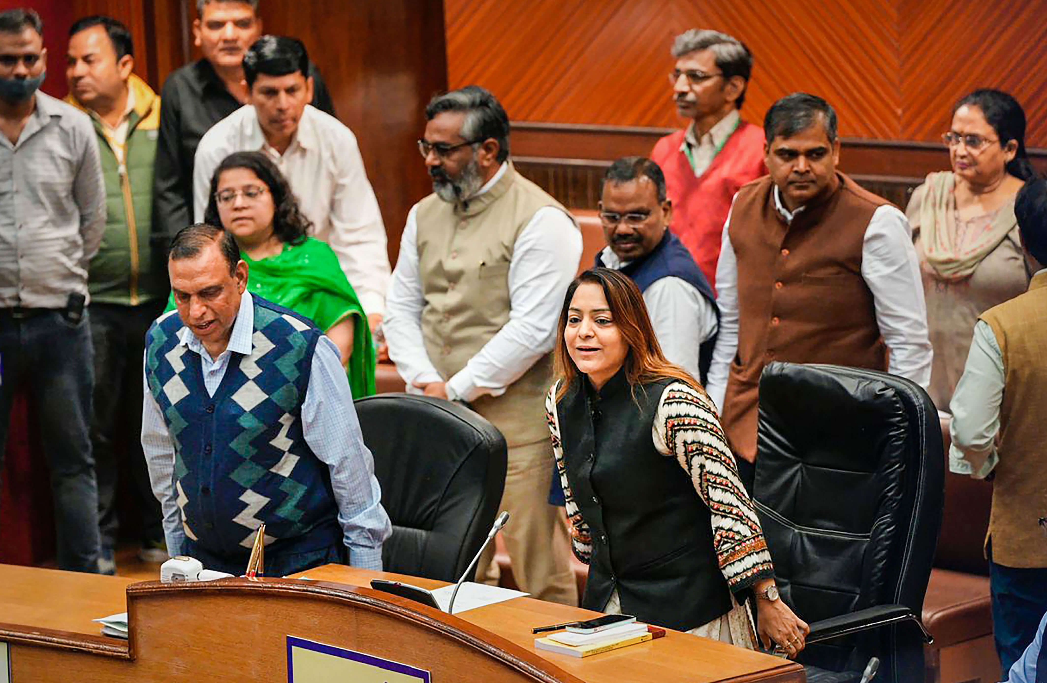 bjpcouncillorsattackeddelhimayorshellyoberoiclaimsaap