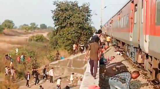 trainaccidentinjalgaon:5deadidentifiedmultipletrainsdelayed
