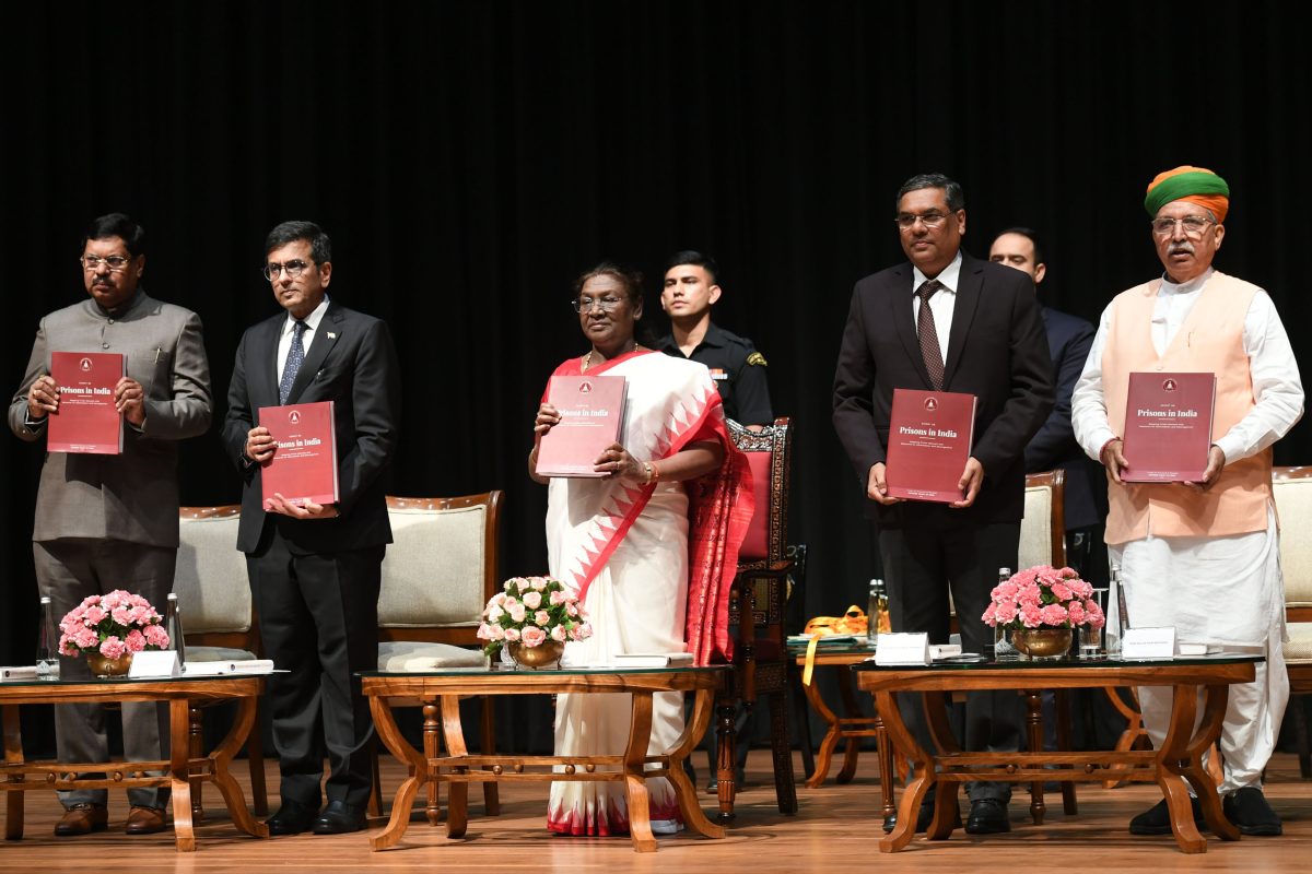 presidentdroupadimurmureleasesthreepublicationsofsupremecourtofindiainnewdelhi