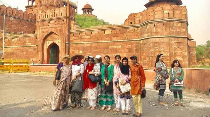 indiasendsback50pakistanistudents