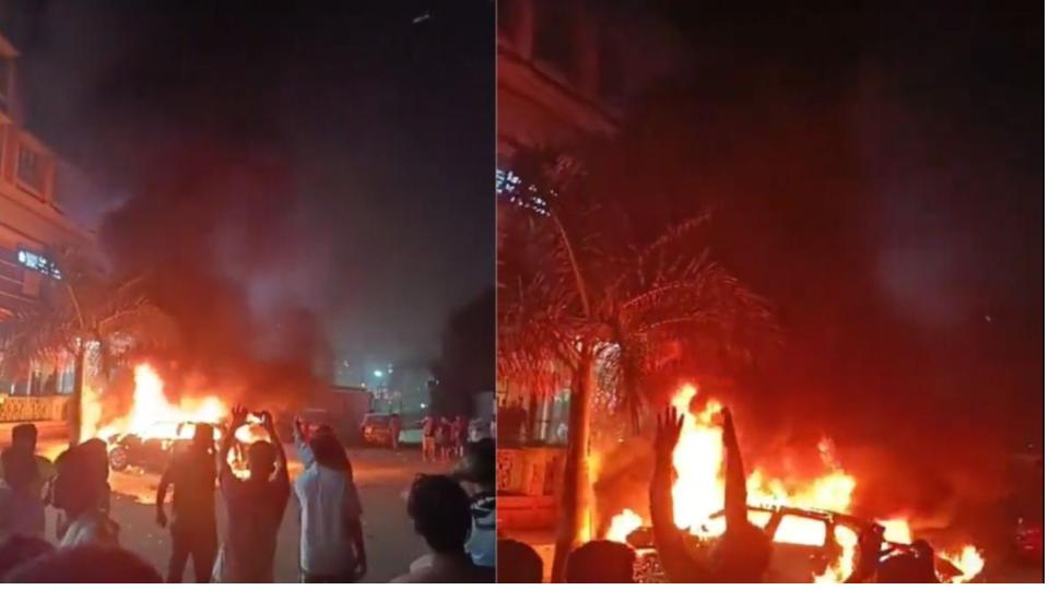 twocarscompletelydestroyedinblazetriggeredbyfirecrackersinmumbai
