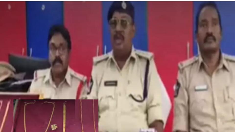 lecturerheldforextortingrs9lakhworthgoldfrominterstudentinap