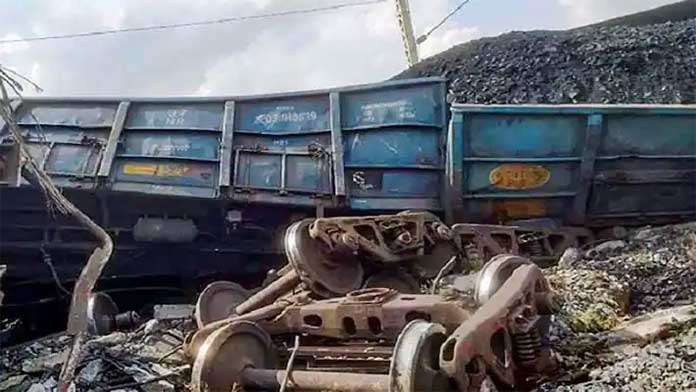 20coalwagonsofgoodstrainderailinamravatidistrictmaharashtra