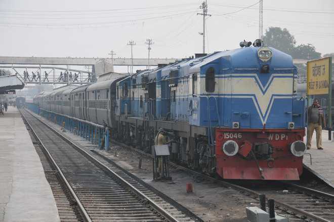 womanpushedoutofmovingtrainwhileresistingrobberyinmumbai