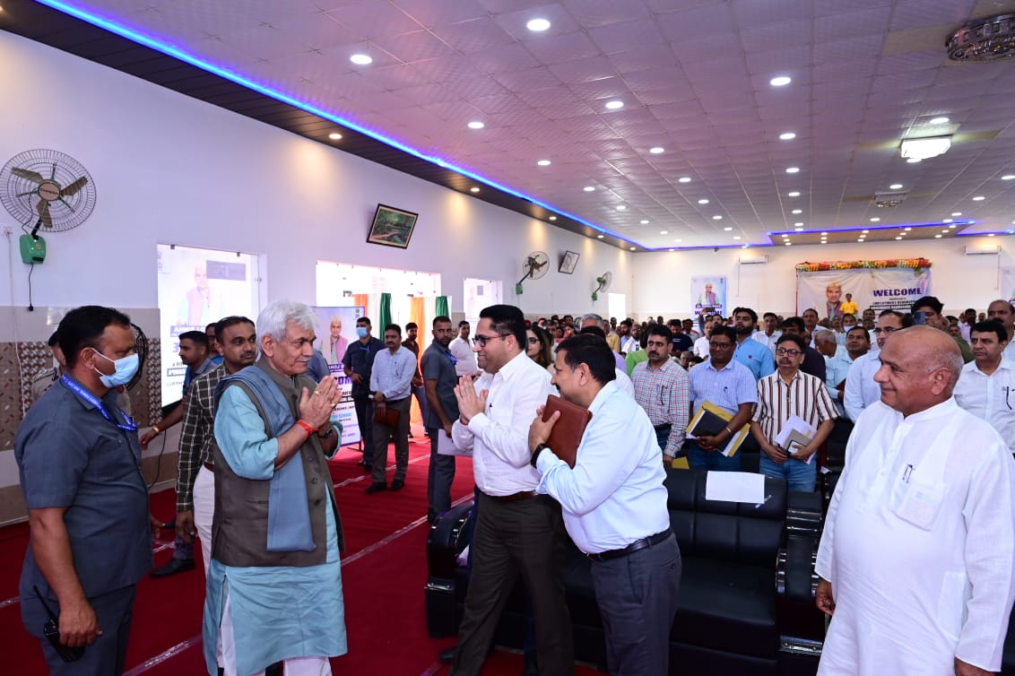 lgmanojsinhainauguratesspecialgovernancecampforwprfamiliesinjammu