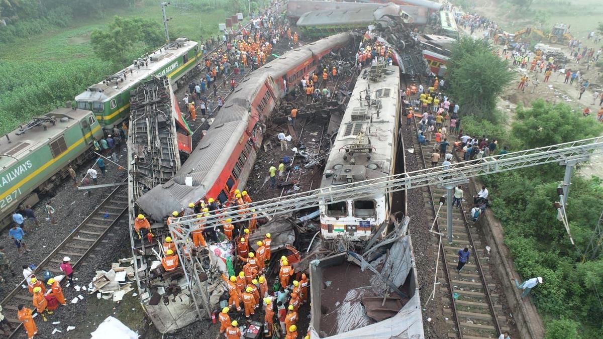 rescuerstrytoraiseburiedcoachattriplerailcrashsiteasdeathtollis238