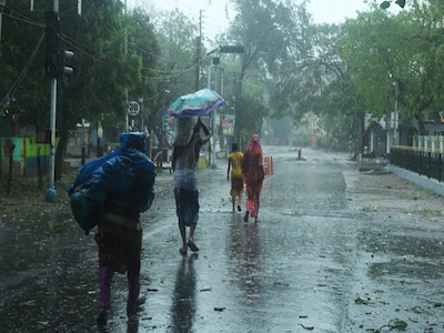 cycloneamphanbeginslandfall:heavyraininbengal