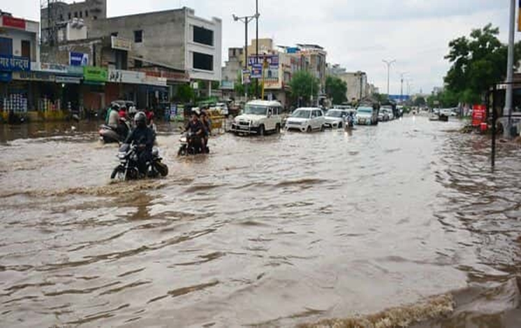 heavyraindisruptsnormallifeinnorthindia;claims34livesinuttarpradesh