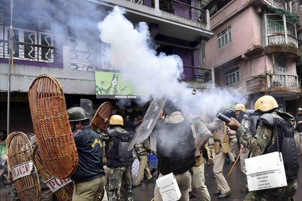 darjeelingprotests:copstabbedgjmclaims2 killed;mamatadeniesdeaths