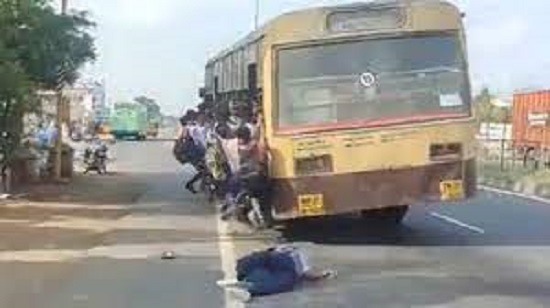 tamilnadu:schoolboyfallsfromcrowdedtnstcbus