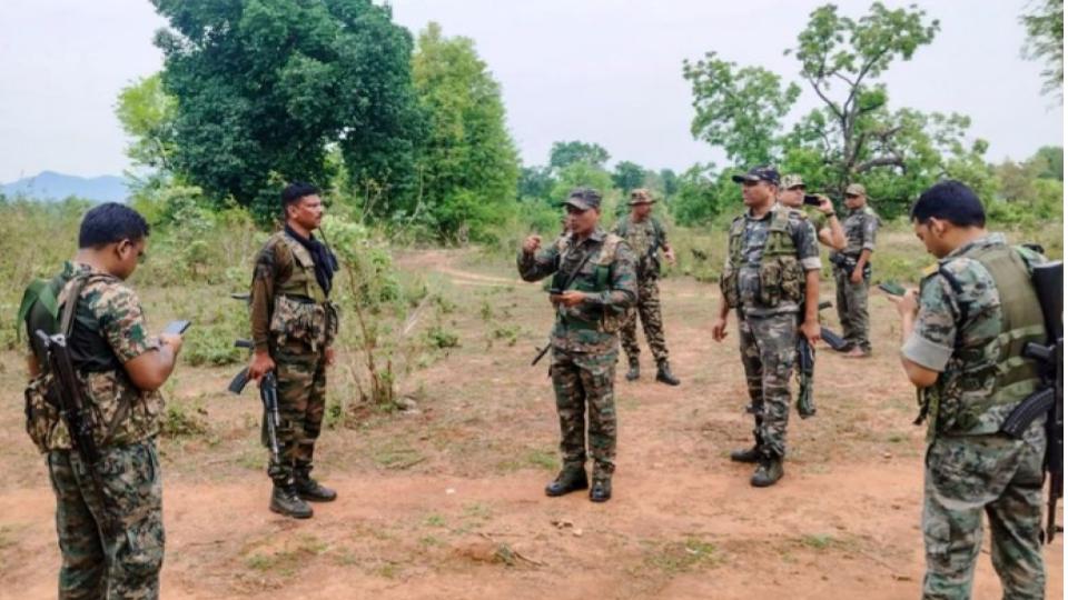 Two Maoist commanders of JJMP surrendered before police in Jharkhand