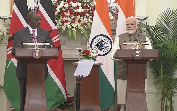 pmnarendramodiholdstalkswithpresidentofkenyawilliamsamoeirutoinnewdelhi