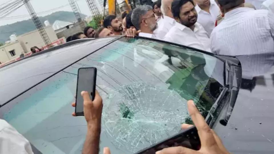 Undavalli Farmers, YSRC Activists Clash in Amaravati