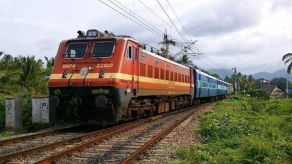 Banaras-Mumbai Express loco pilot spots iron pipe on tracks